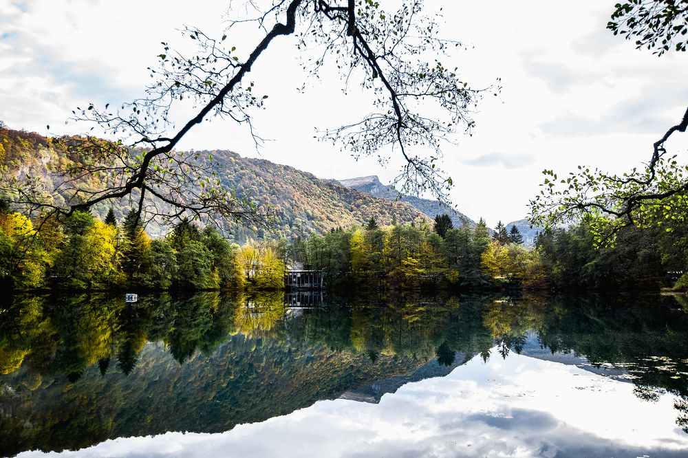Зеркальная гладь озера