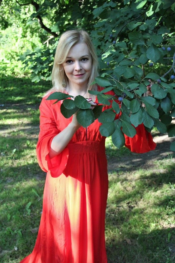 Девушка у сливы