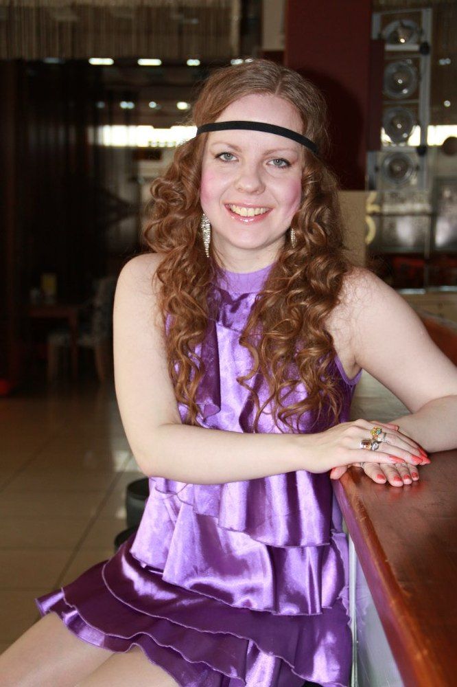 Девушка в фиолетовом