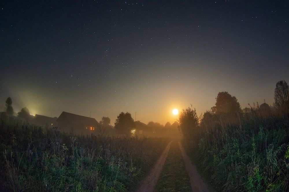 восход луны над маленькой деревней