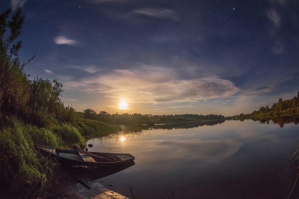 про заход луны, звездную ночь и лодочку