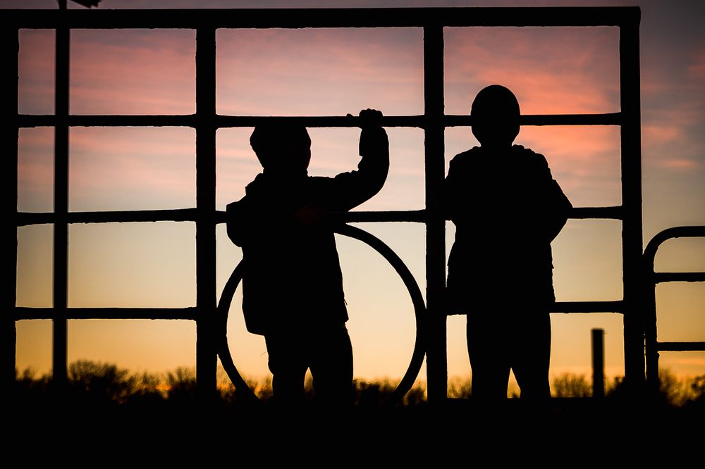 Дети в закате