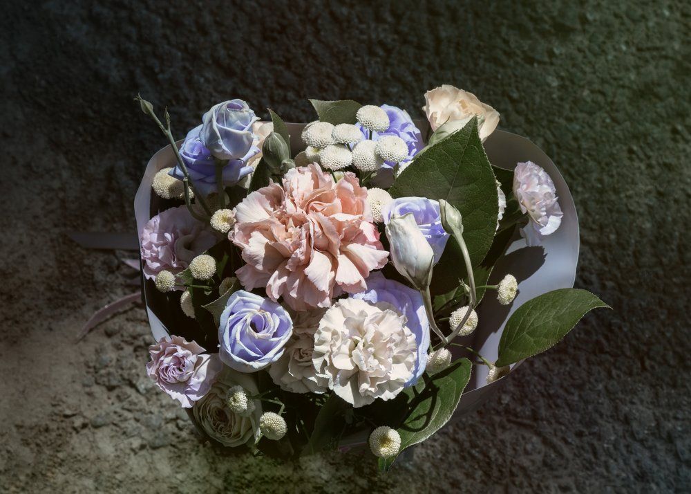 Голубые розы в цветной дымке.