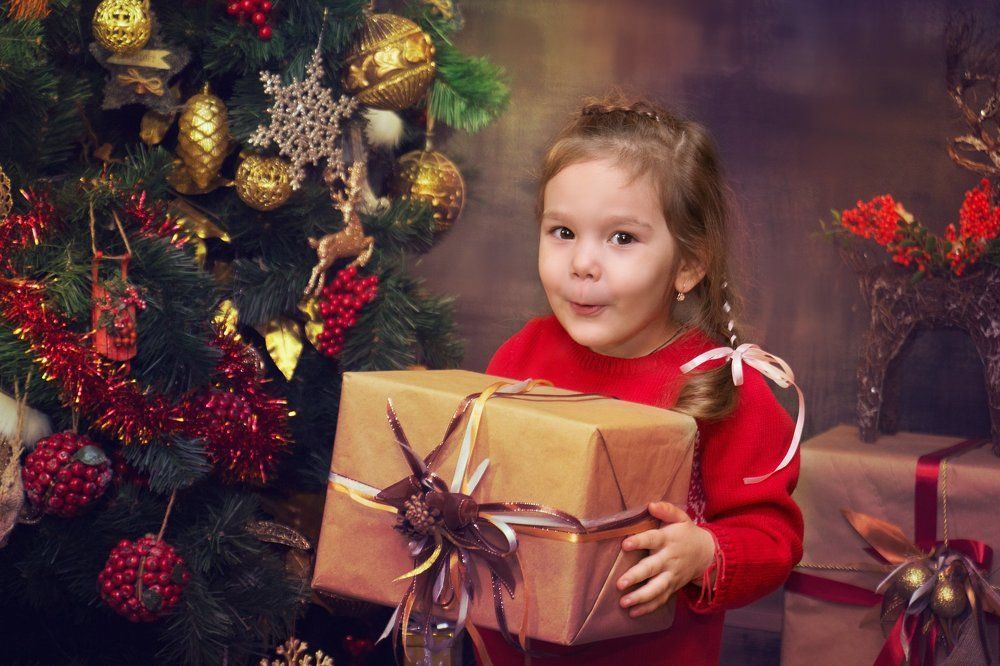 Девочка с подарком