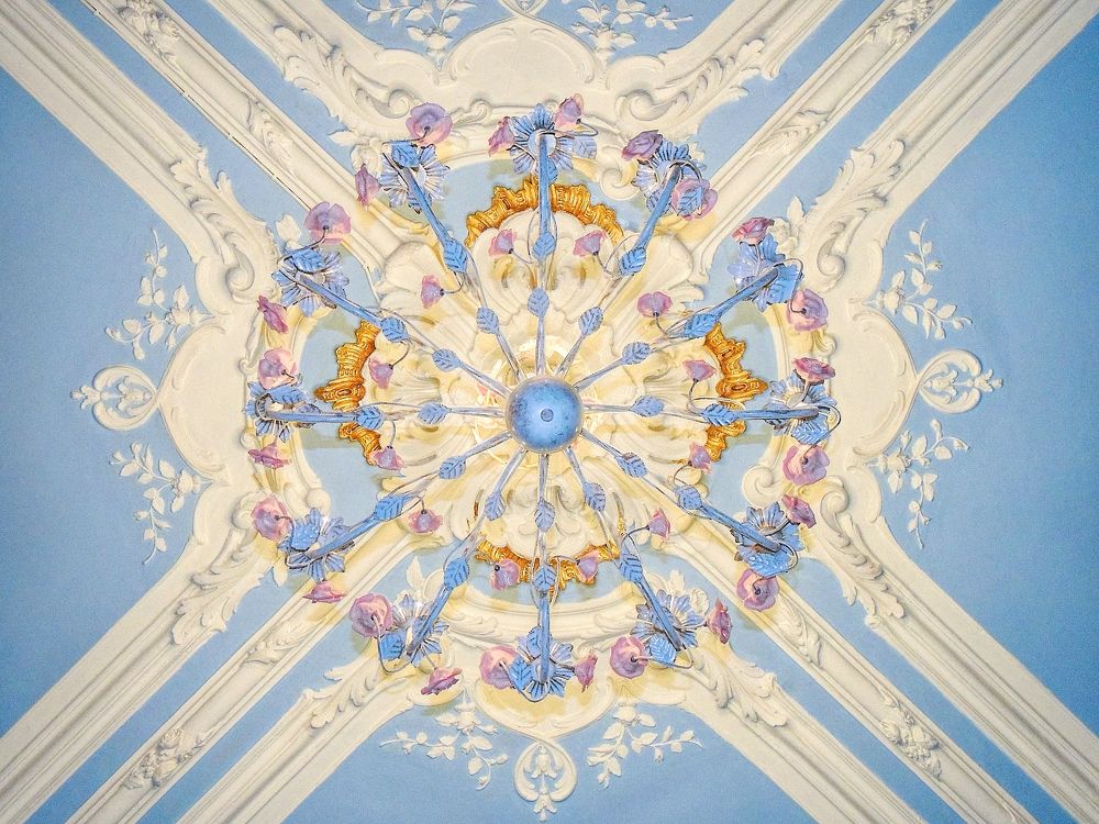 Люстра в доходном доме Санкт-Петербурга