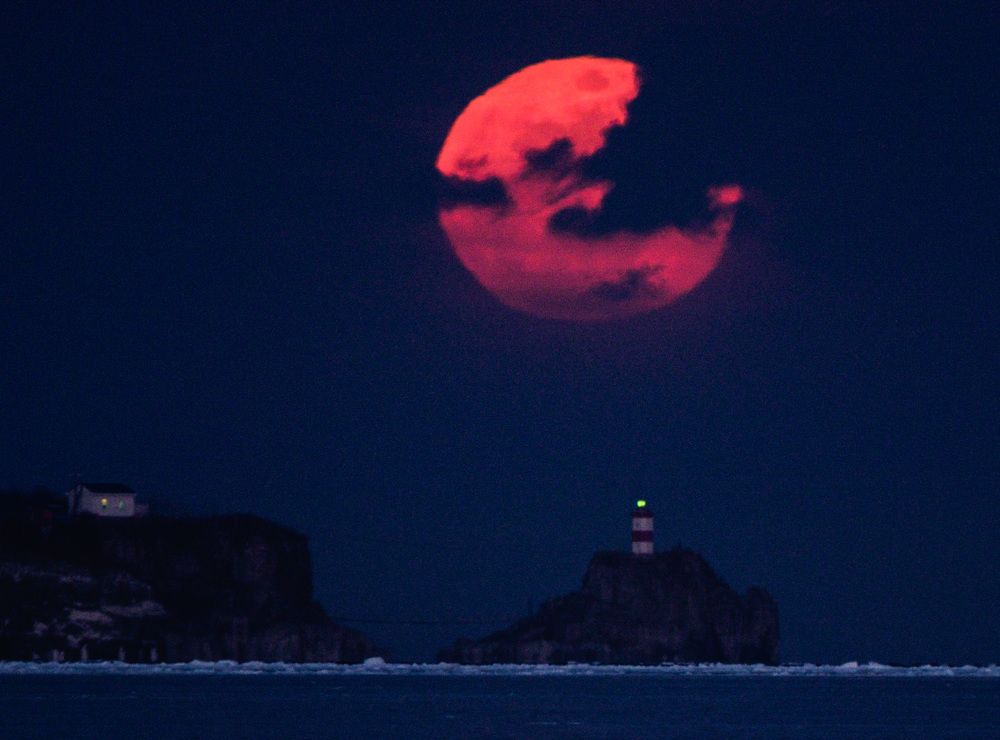 Восход Луны над маяком Басаргина