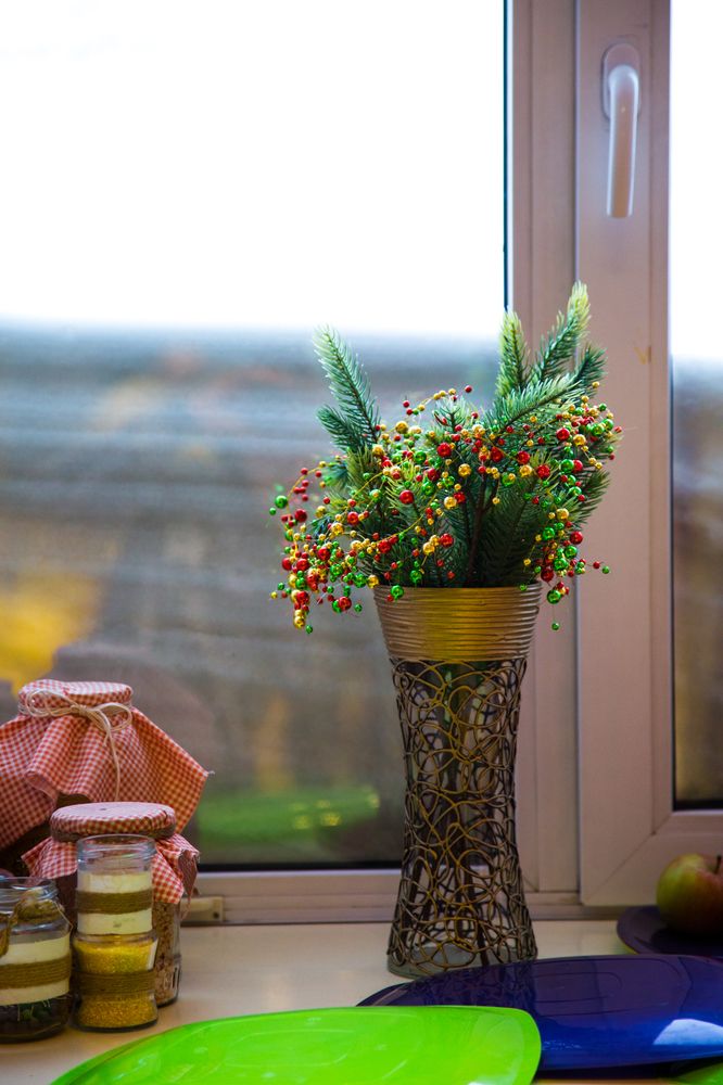 ваза с ёлочный веткой
