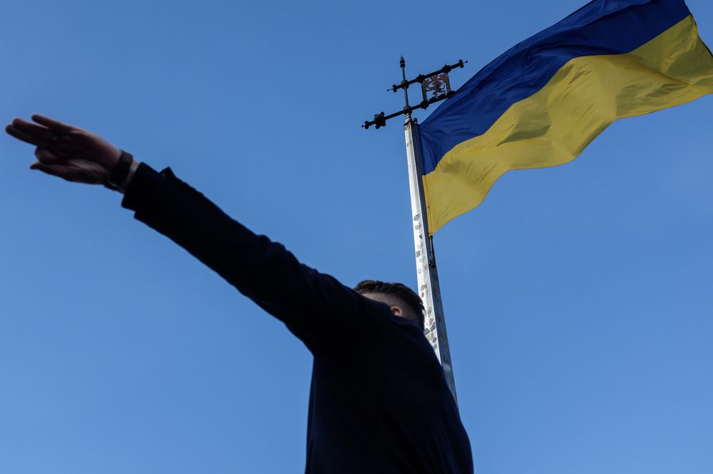 Экскурсовод указывает направление осмотра.