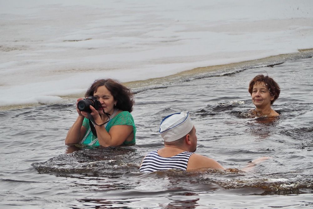 Наша служба и опасна и трудна...))