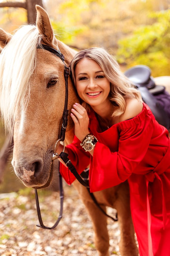 Девушка в красном