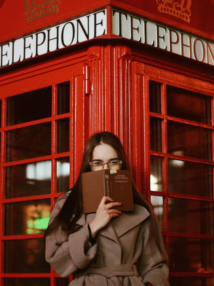 Девочка у будки