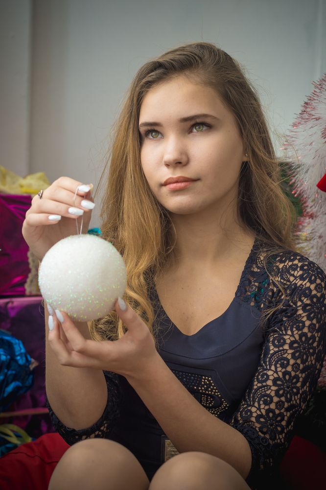 Девочка с игрушкой