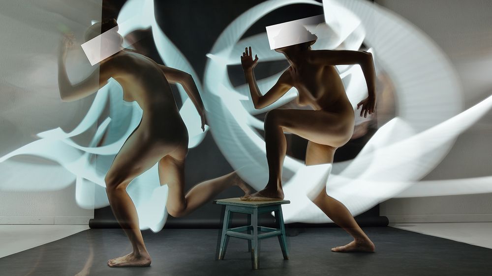 Девушка и табурет на чёрном фоне