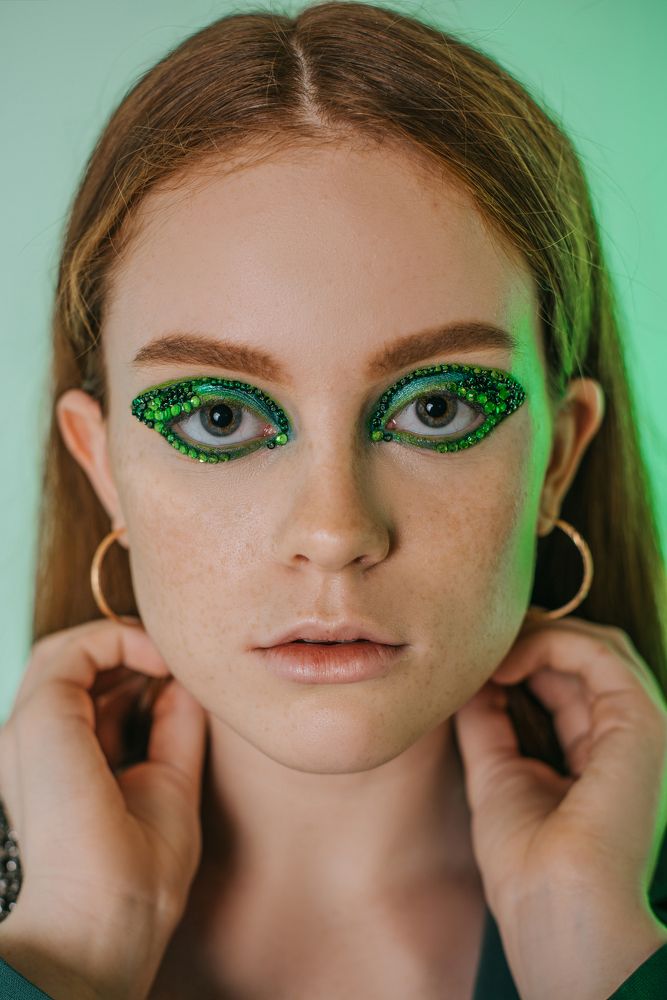 Девушка в зелёном