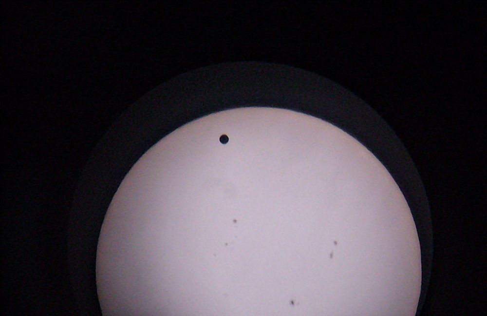 Заглядывая в окуляр (транзит Венеры по диску Солнца, 6 июня 2012)