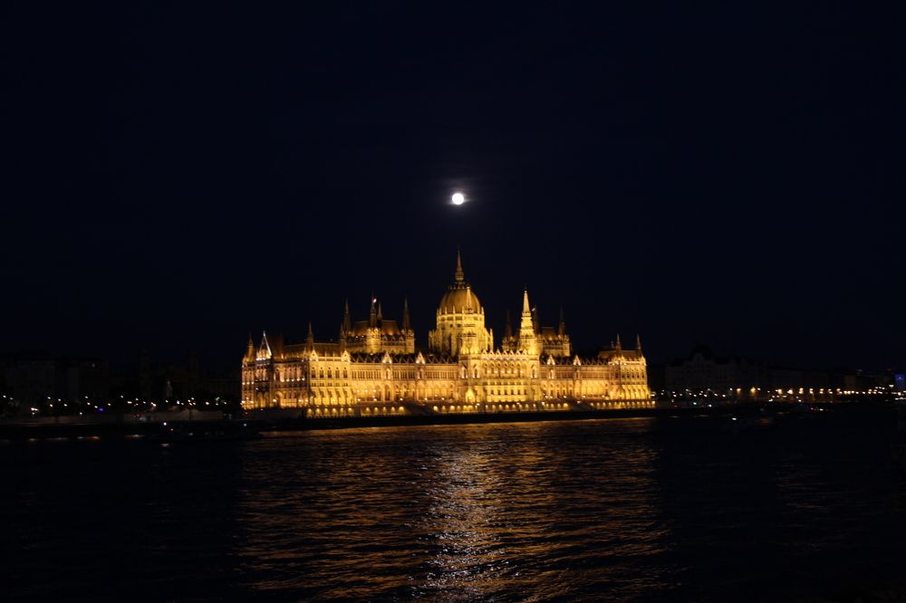 Parlament - holdtölte