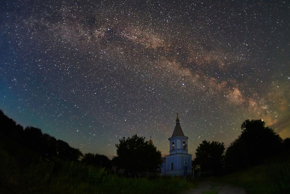 Успенская церковь под Млечным Путем