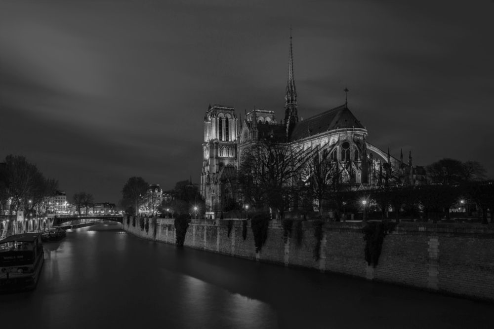 A classic nightscape of Paris.