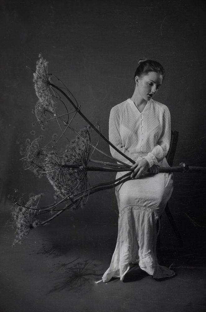 Девушка с борщевиком