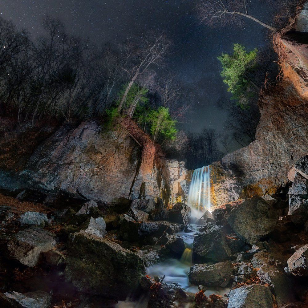 Ночной водопад