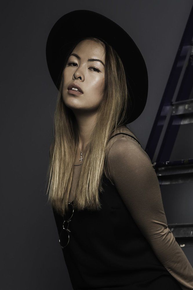 портрет с синей лестницей