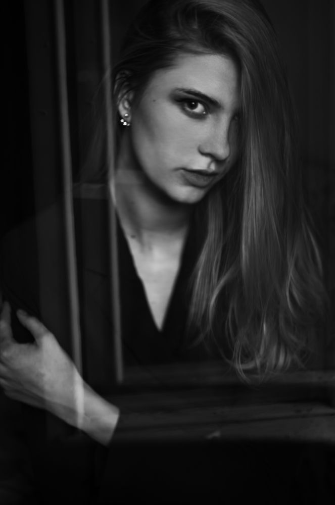 Через оконное стекло ( through a glass window)