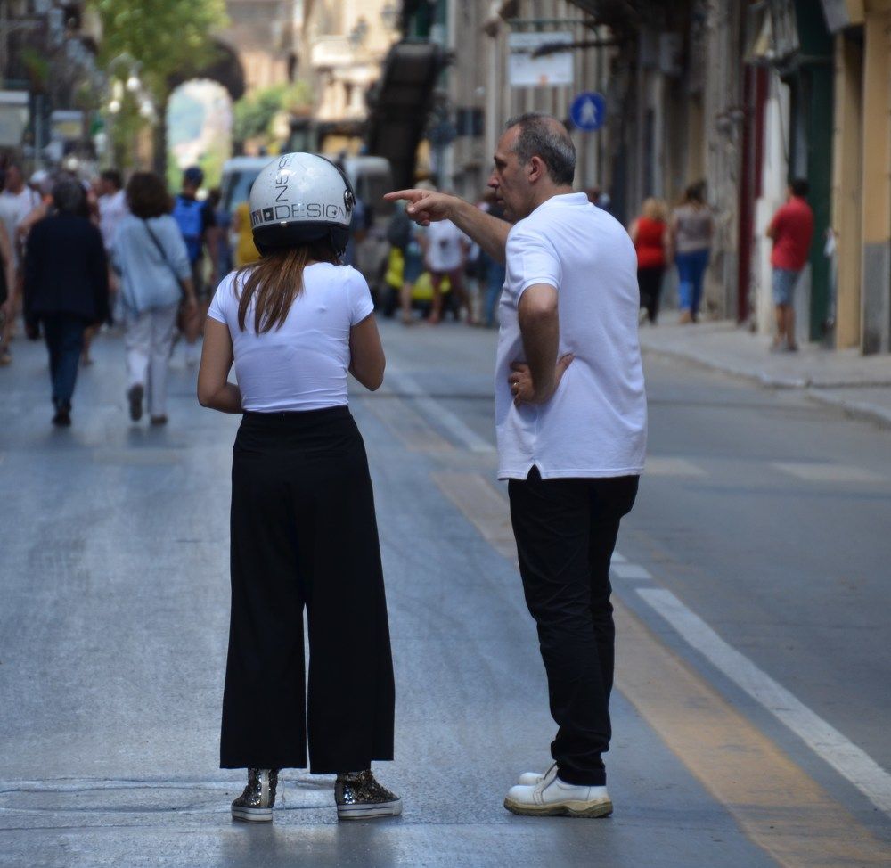 Палермо. Поедешь налево машину потеряешь. Ах да, ты уже потеряла … .