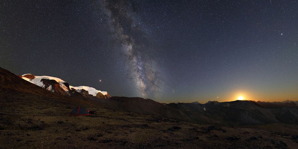 Лунная ночь на склоне Эльбруса