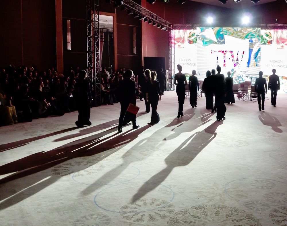 Оркестр возвращается после антракта. The orchestra comes back after the intermission.