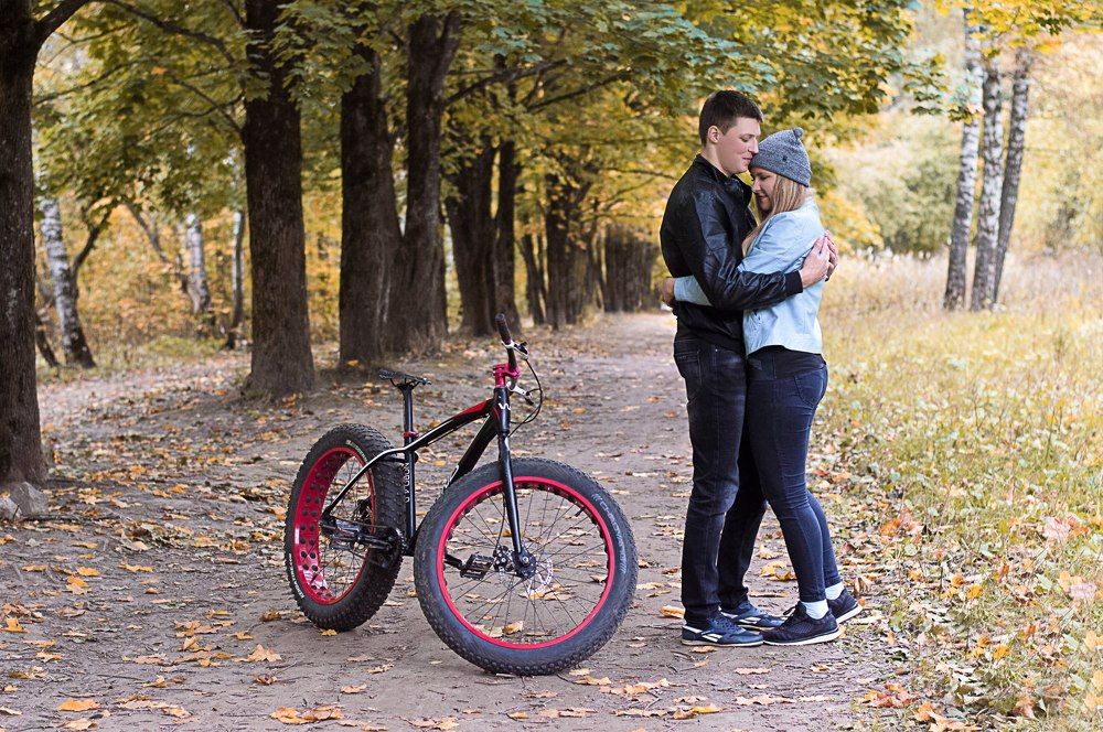 Городская романтика. Прогулка в парке на велосипедах.