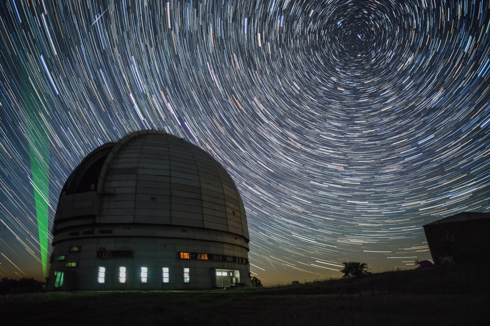 НАБЛЮДАЯ ЗА КОСМОСОМ