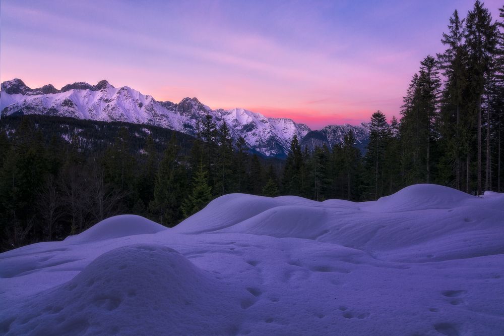 На закате по пояс в снегу