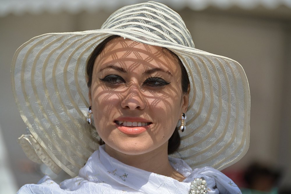 Дама в белой шляпе