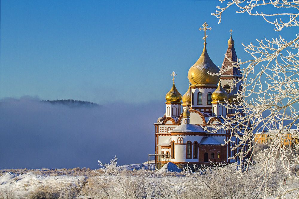 И золотые купола покрыл морозец серебром