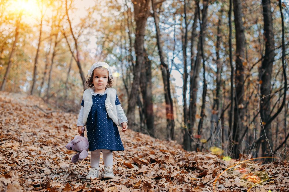 Little girl in the wood