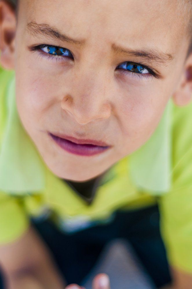 Enfant qui regarde le ciel