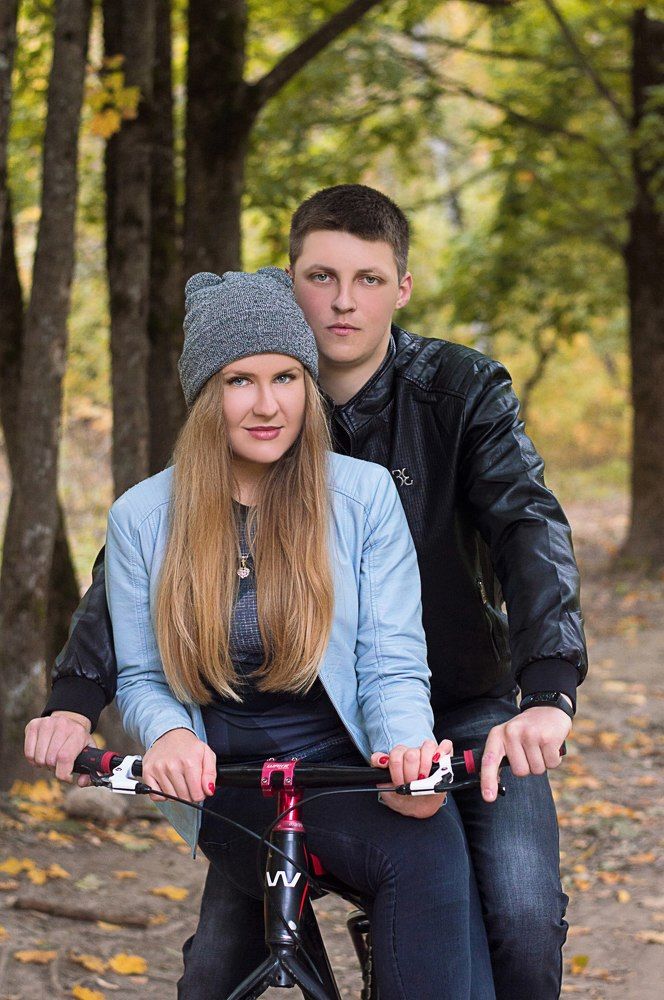 Городская романтика. Прогулка в парке на велосипедах.