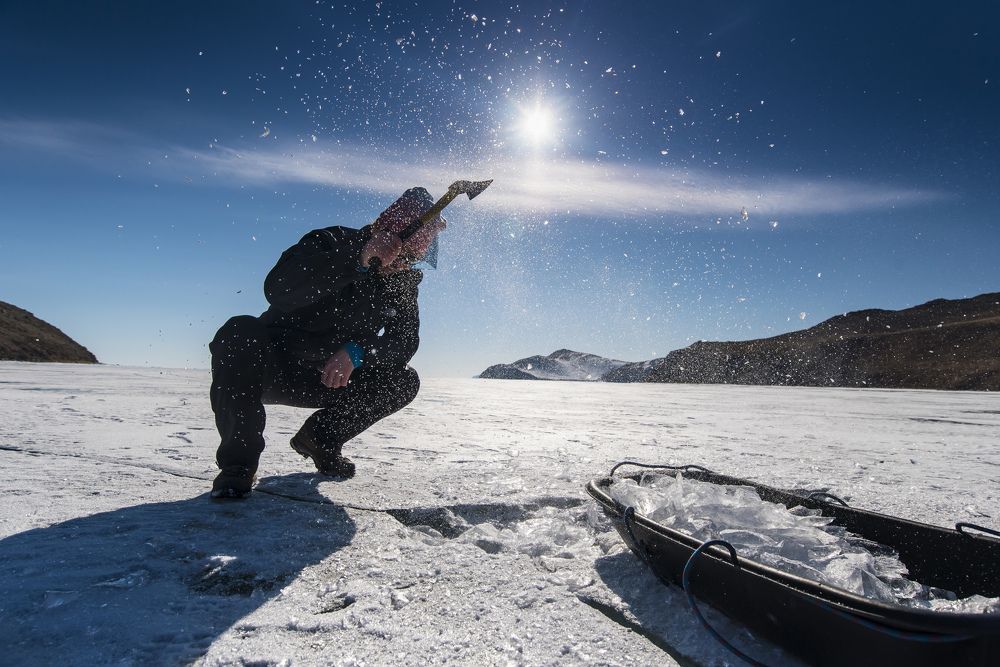 Добыча льда на озере Байкал