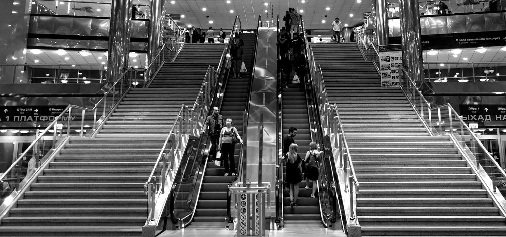 Жизнь - лестница, кто-то поднимается наверх, кто-то спускается вниз...