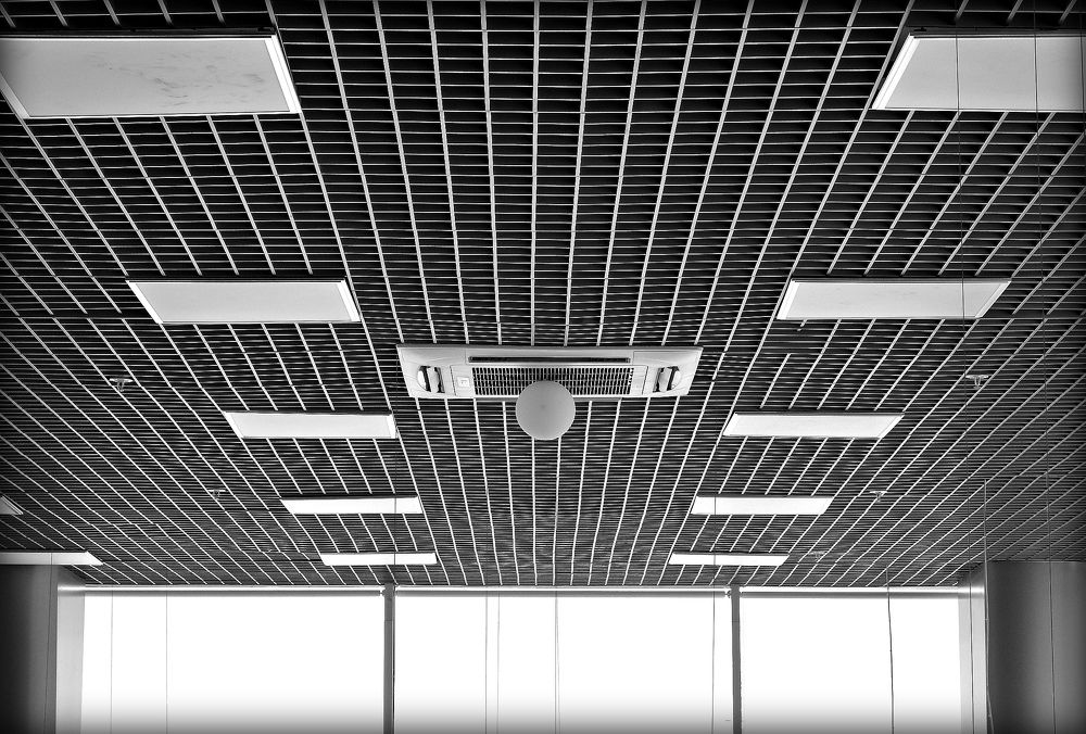 Под потолком