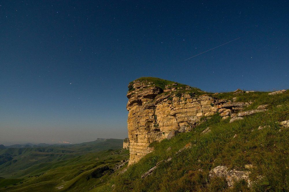 МЕТЕОРИТ, ПРОНЗАЮЩИЙ "КОВШ"