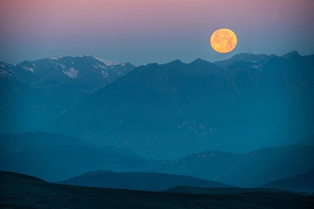 ПОЛНАЯ ЛУНА НАД КАВКАЗСКИМ ХРЕБТОМ