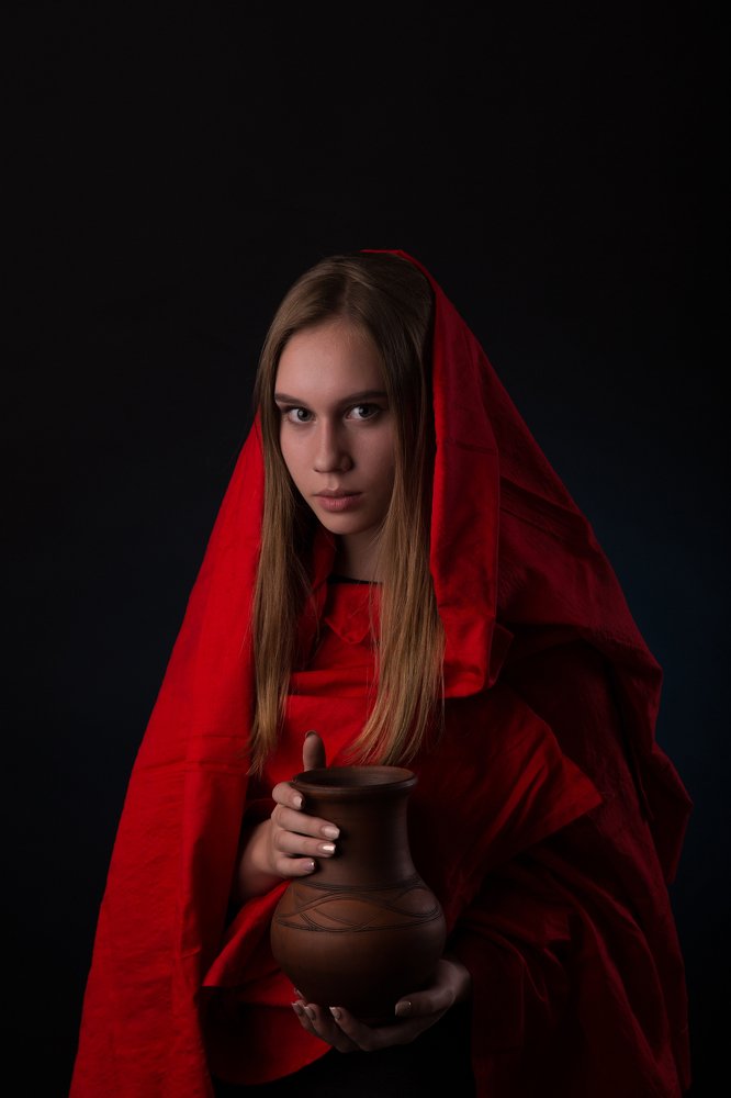 Дева в красном плаще.