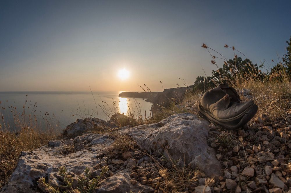 Старый флотский ботинок в лучах заката / Оld navy boot in the sunset light
