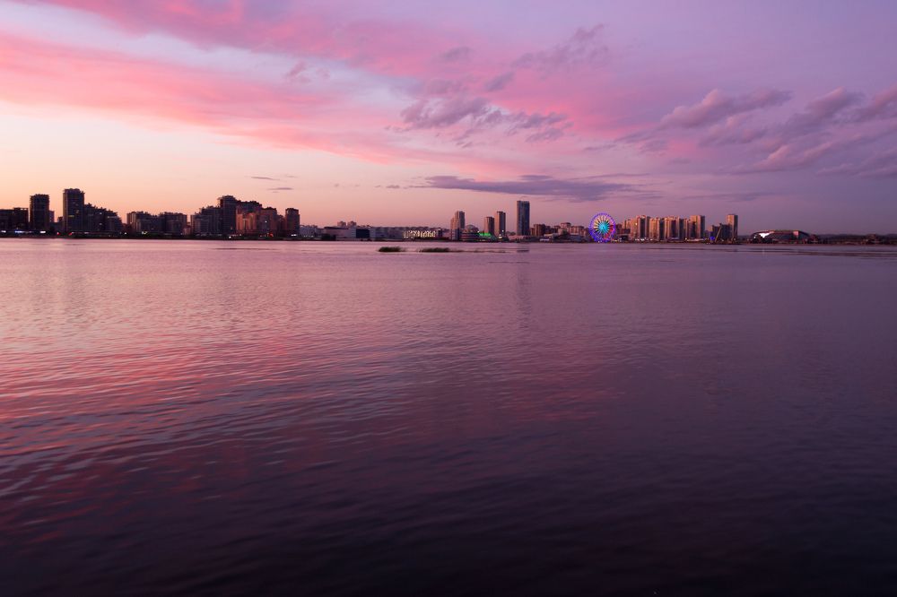 Красочный закат на набережной в Казани