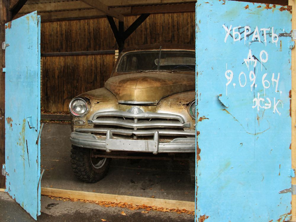 В старом гараже
