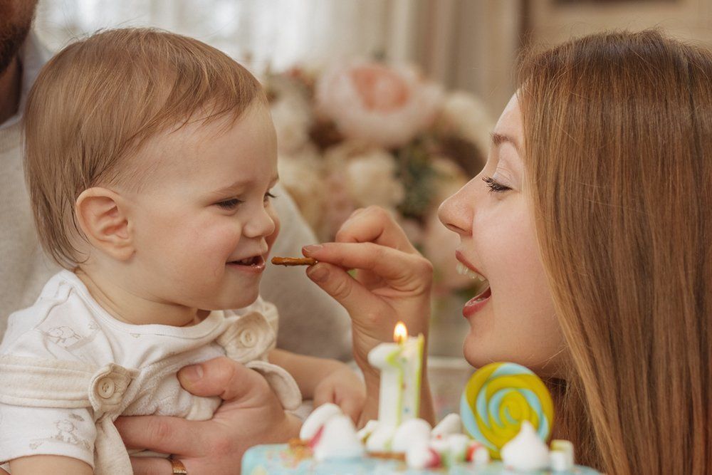 Мама крестная кормит Луку