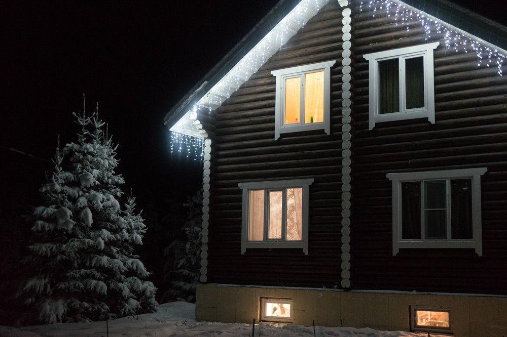 Заснеженный домик в лесу