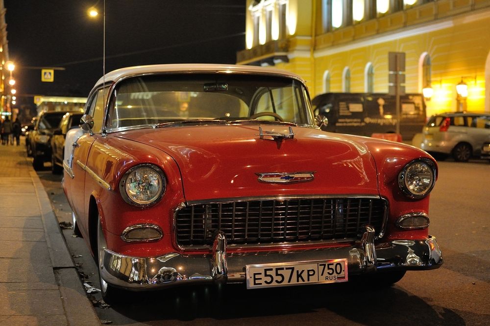 Шевроле на ночной улице Петербурга