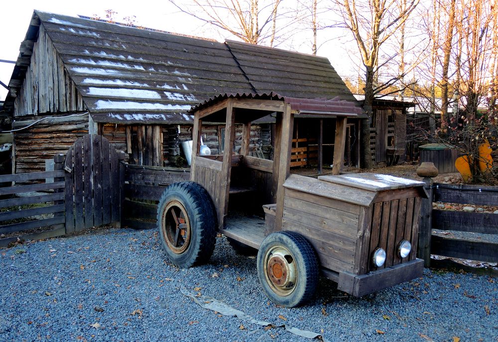 Вот такое вот деревянное авто ...